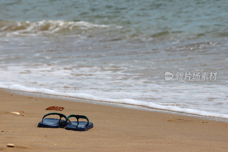 沙滩上的人字拖/丁字裤，沙滩凉鞋